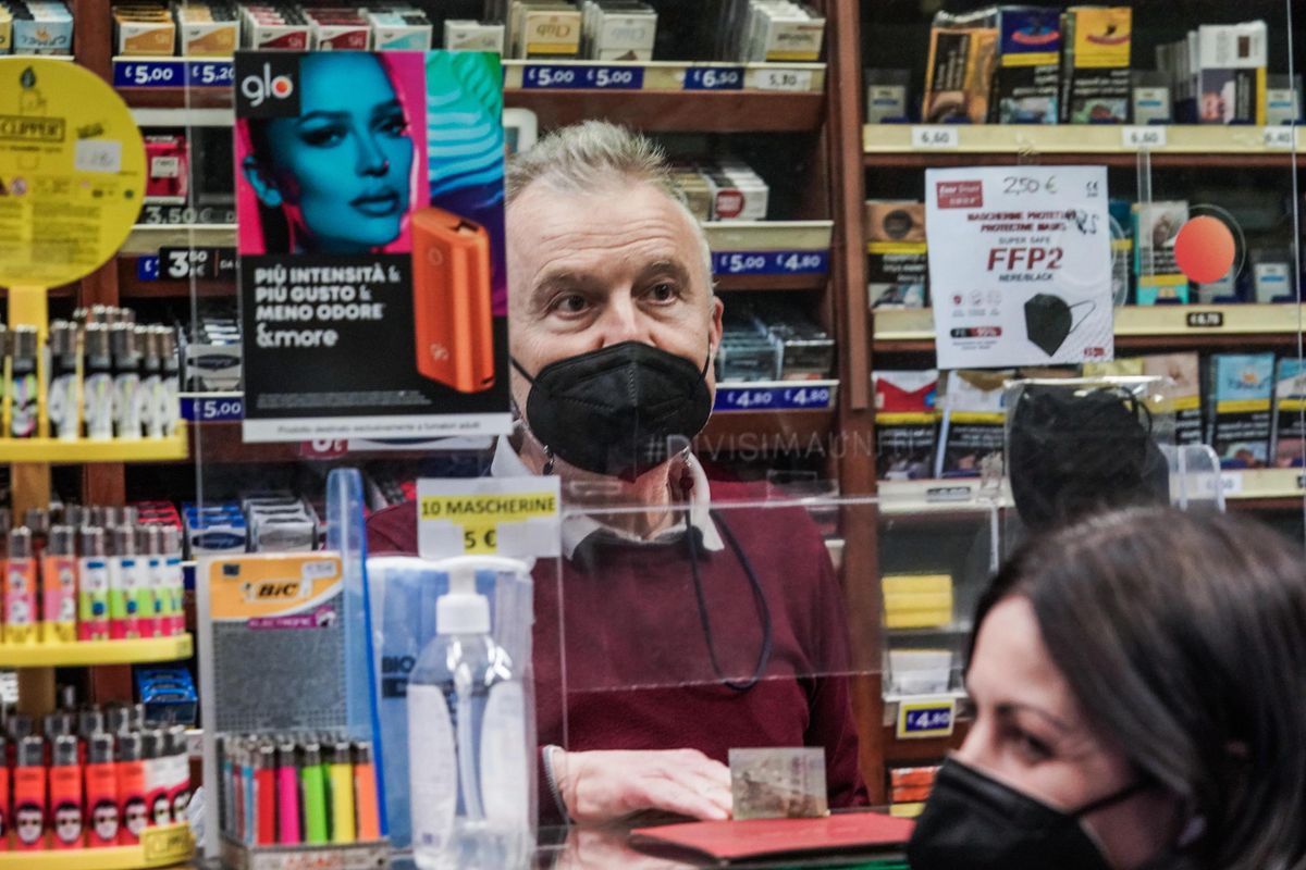 Accesso libero da benzinai e ottici. Guerra sul green pass dai tabaccai