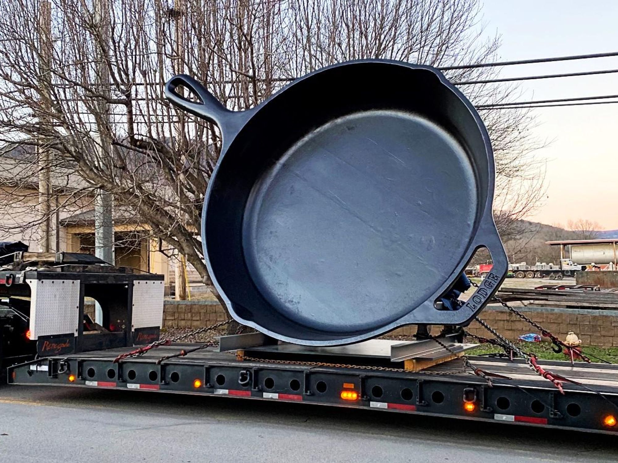 World's Largest Cast-Iron Skillet spotted on its way to Lodge factory and  new museum - It's a Southern Thing