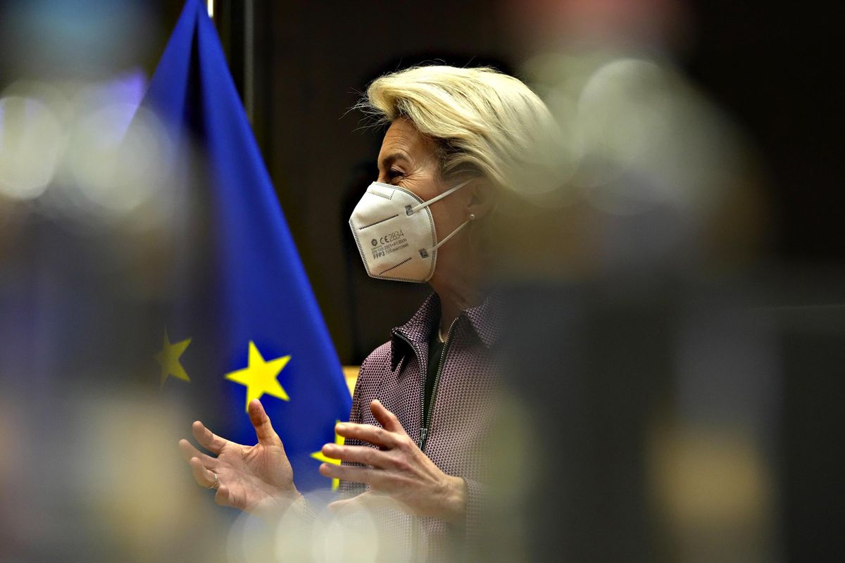 Sugli sms tra Pfizer e la von der Leyen l’Ue si chiude a riccio: «Non sono rilevanti»