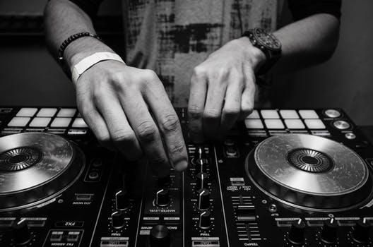 DJ-ing is your passion? Then become a master mix: