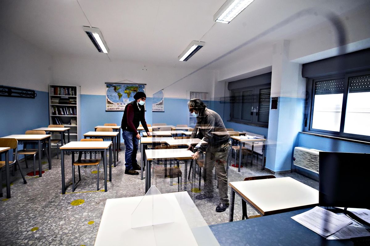 Le Regioni forzano la mano sulla scuola: in Piemonte classi in Dad con un solo caso