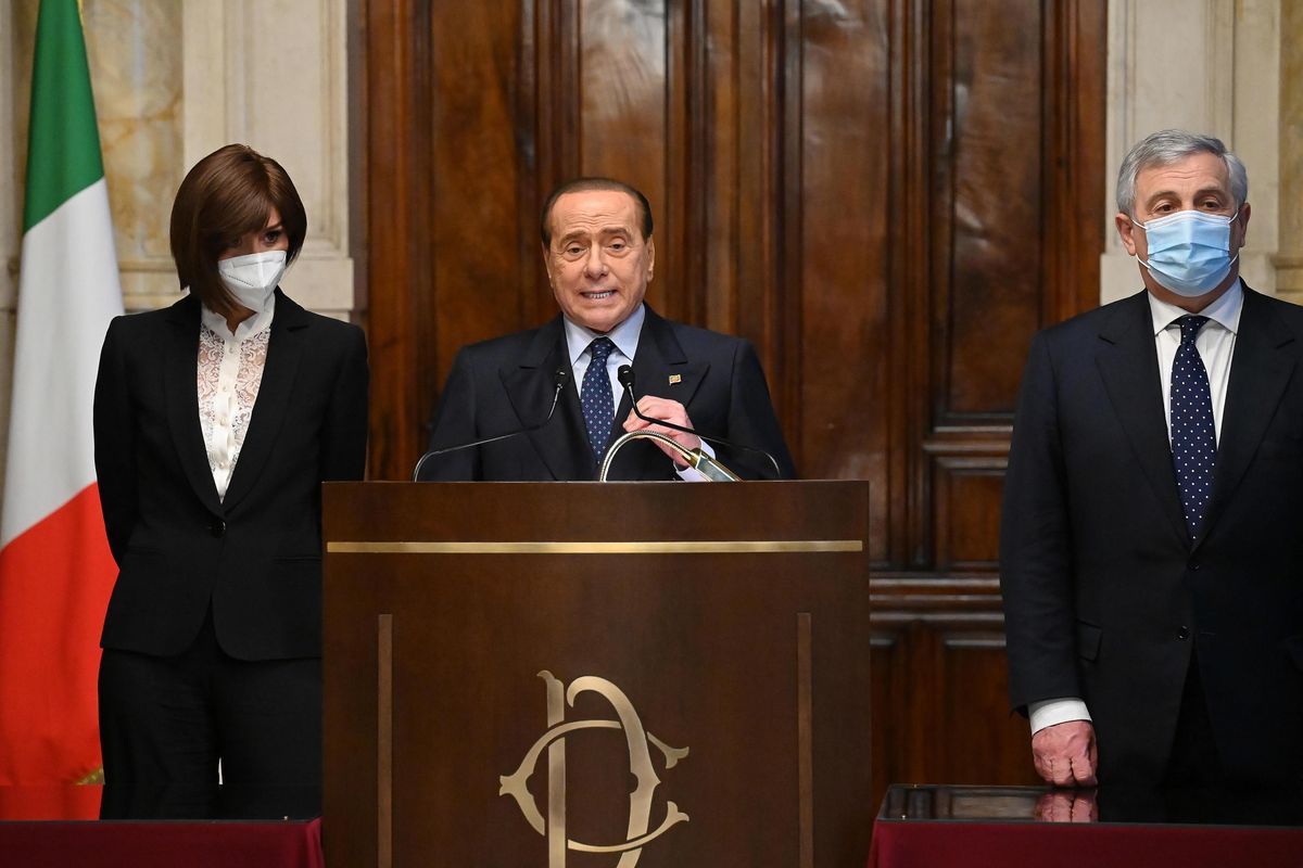 Berlusconi rinuncia a candidarsi e prova a bloccare la corsa di Draghi