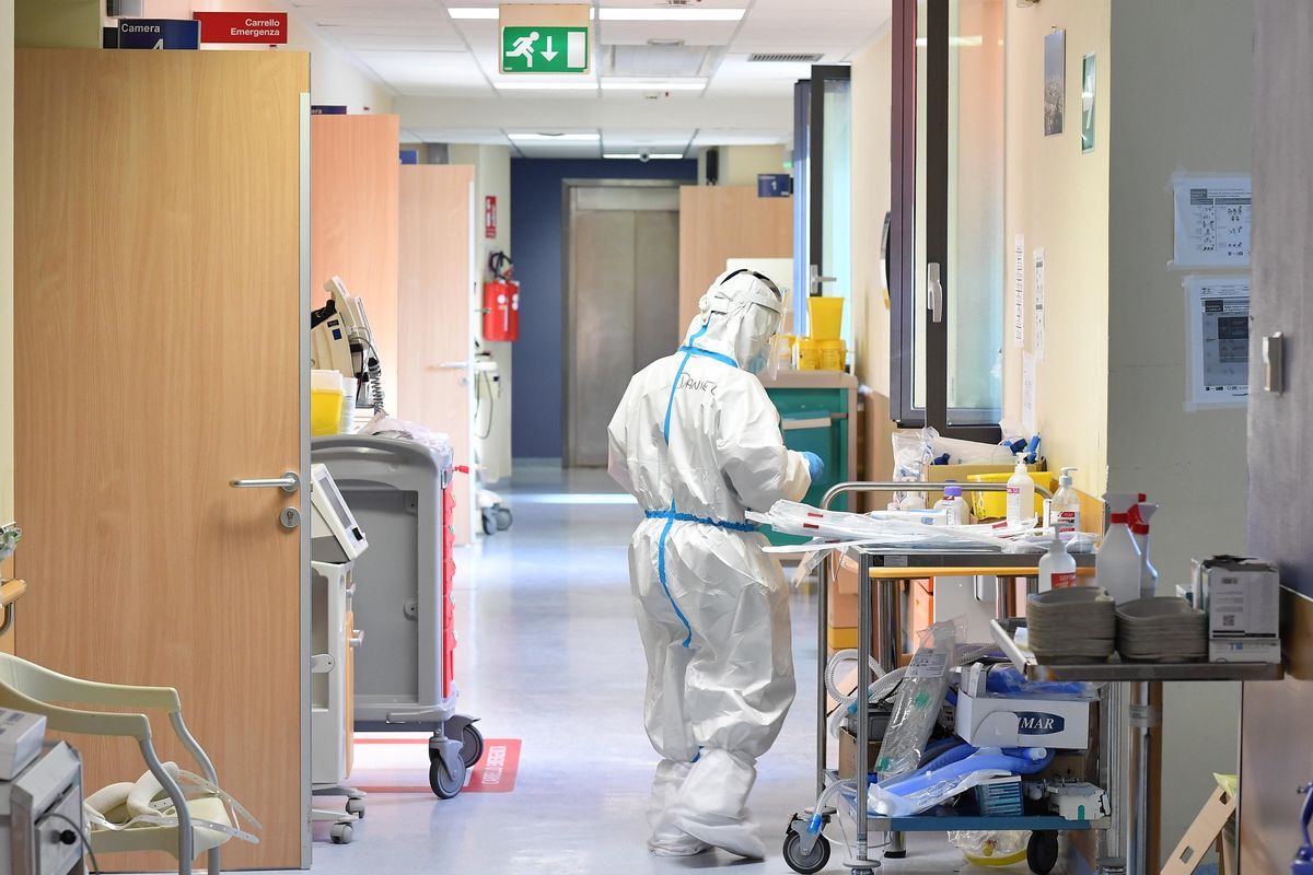 Tagli, zero assunzioni e medici sospesi ma la colpa della crisi è scaricata sui no vax