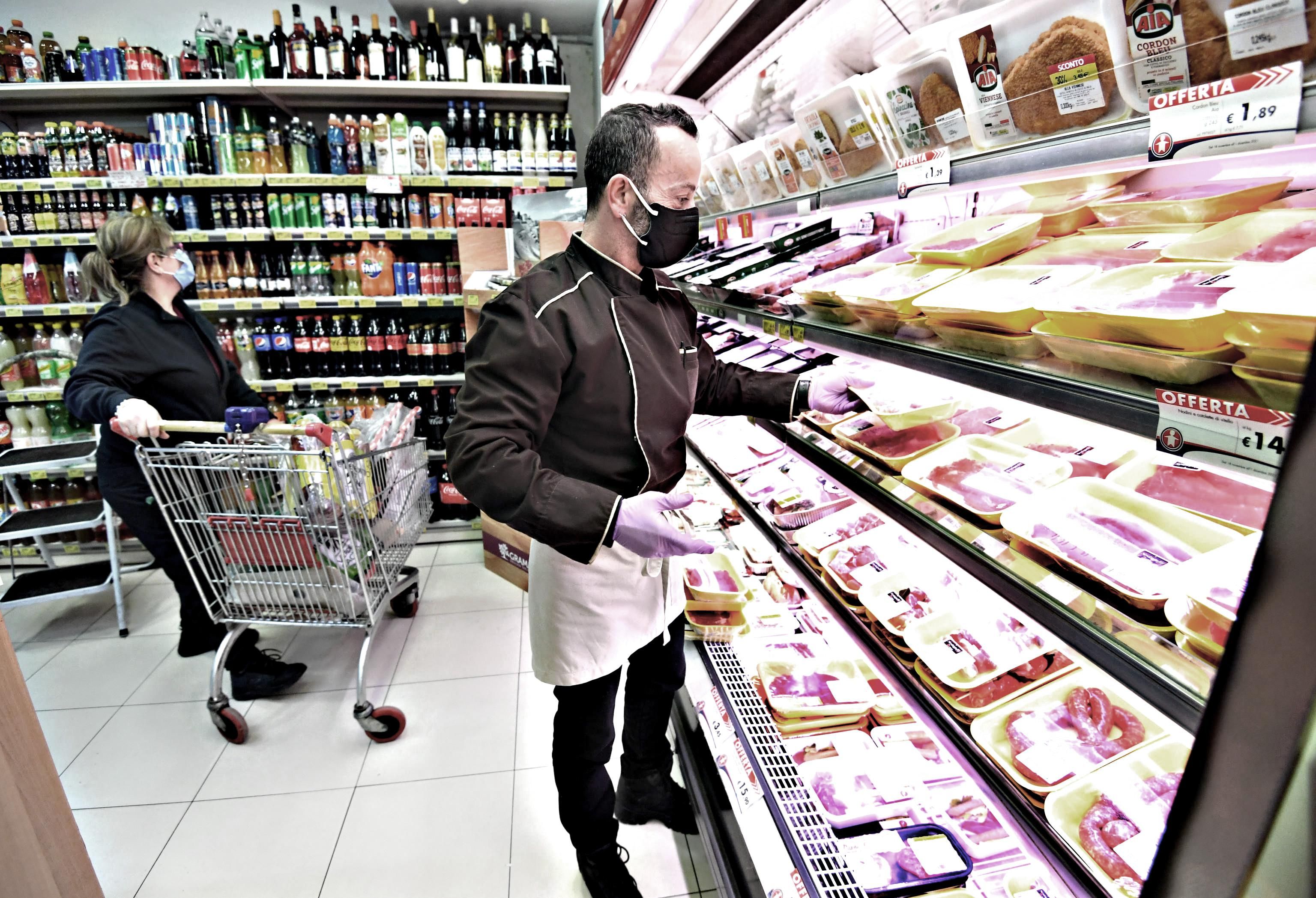 Solo in alimentari e farmacie non serve il certificato. Scontro per allungare la lista