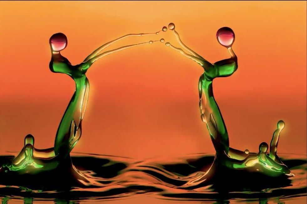 Photographer captures water droplets—'liquid sculptures'—that look like they're alive