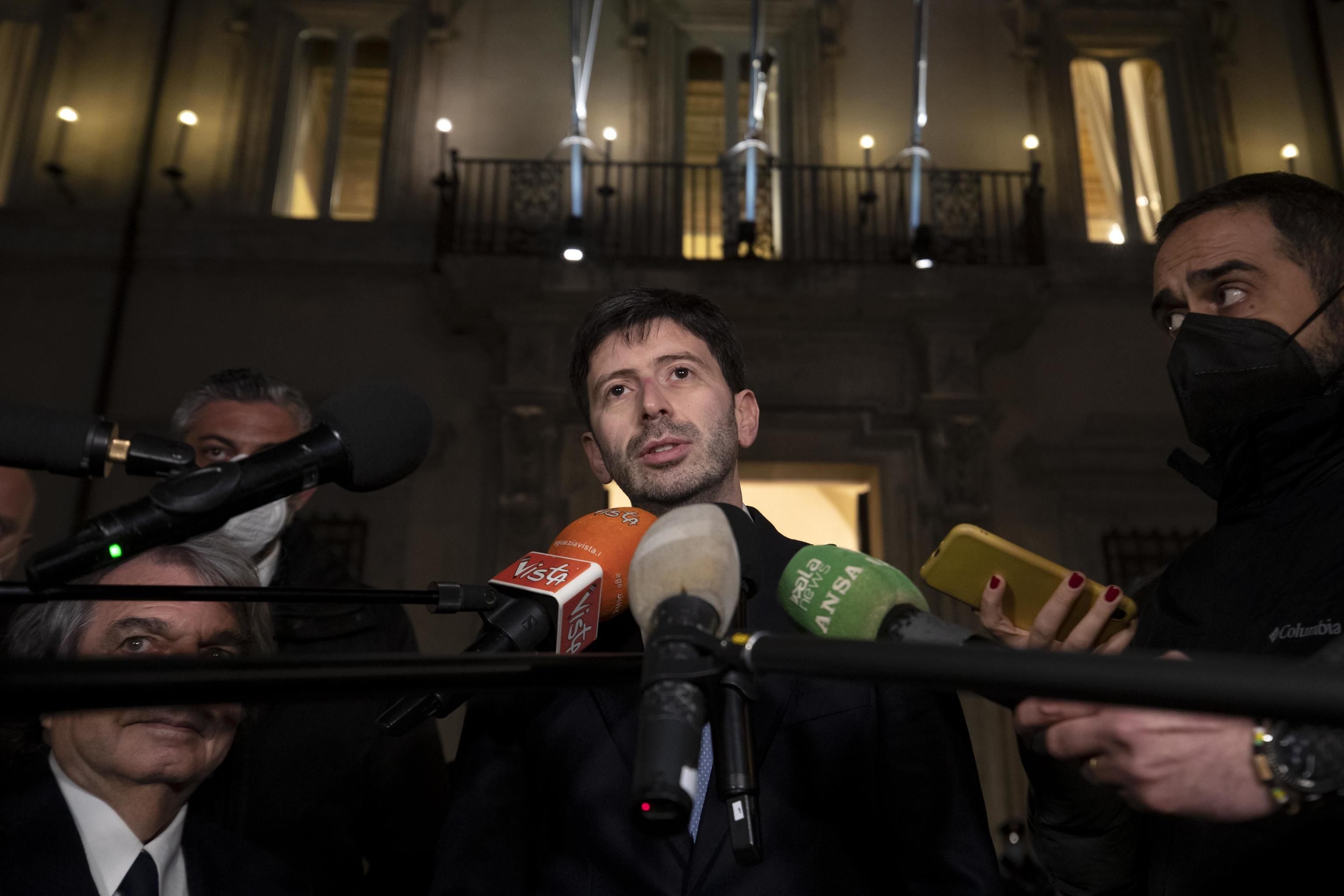 Tutti i flop dell’addetto a chiusure e contagi