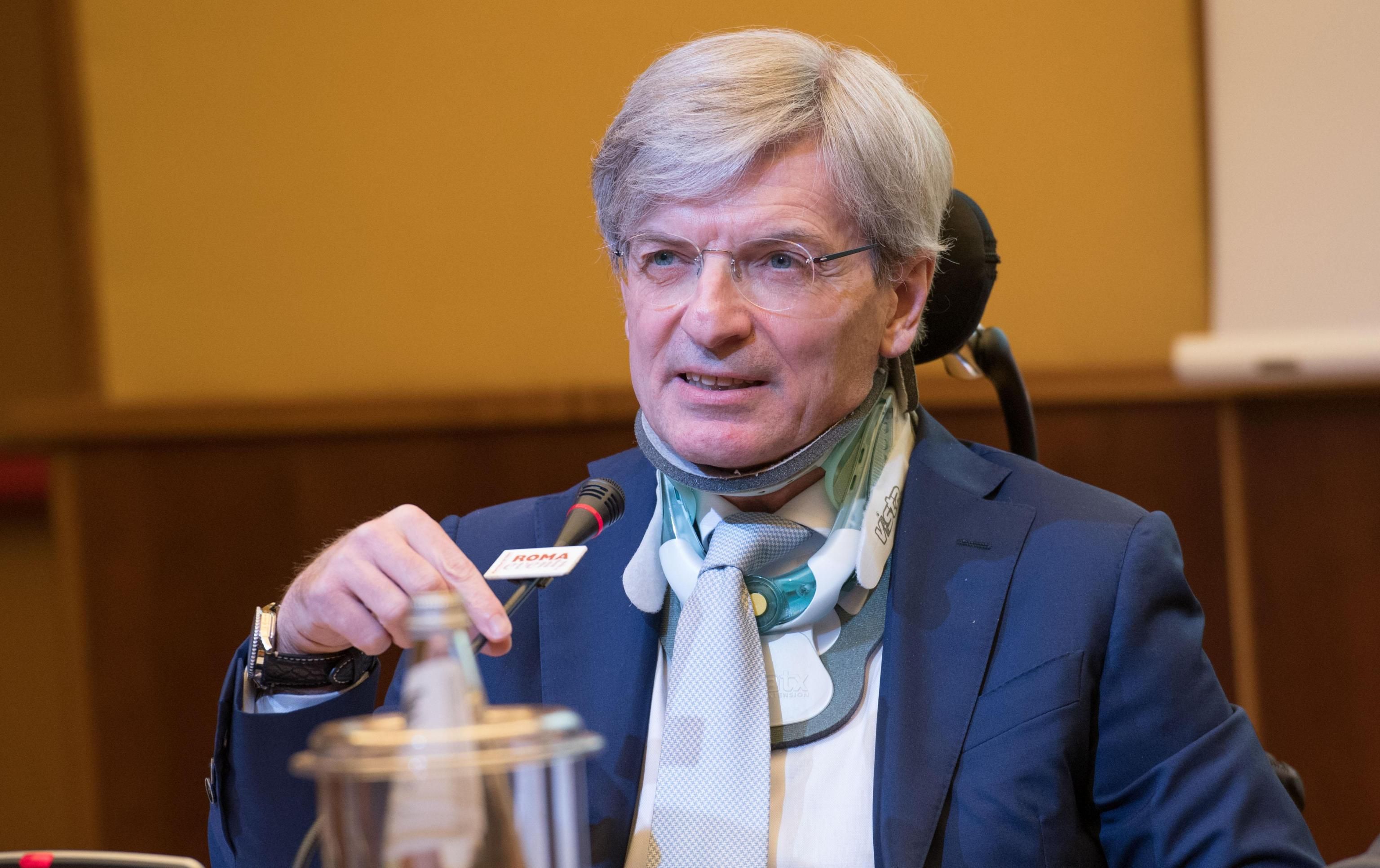 «Zittiamo i virologi. Dovrebbero parlare solo quelli titolati»