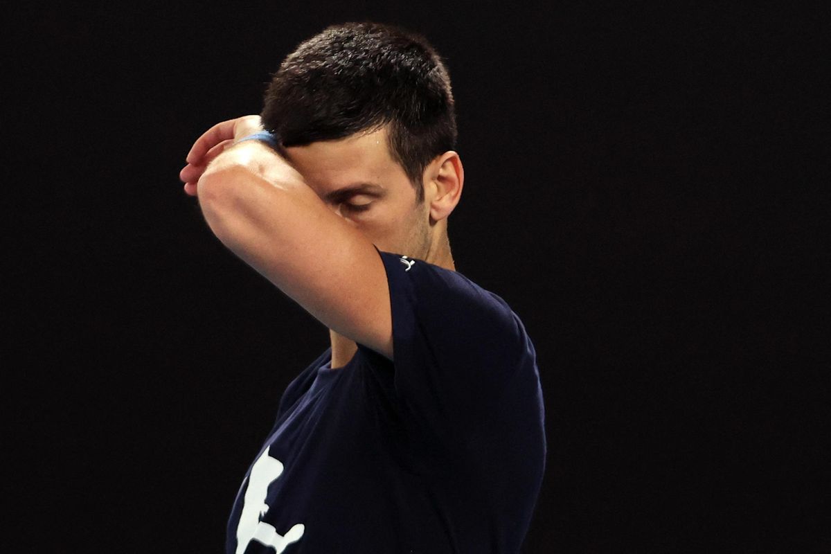 Djokovic come un terrorista. Espulso dall’Australia perché «può causare disordini»