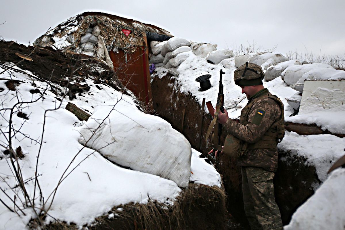 Ambasciate vuote e fucili carichi. Putin a un passo dall’attacco a Kiev