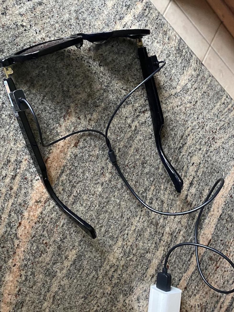 Charging Vue Lite 2 Smart Audio Glasses