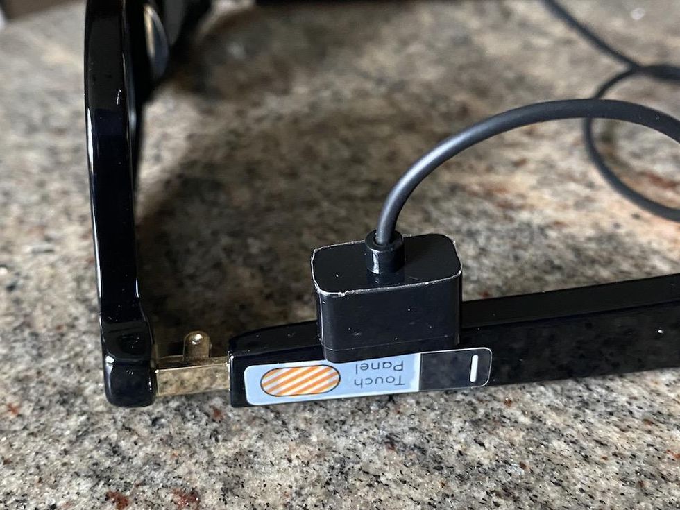 Photo of contact sensor connectiing to Vue Lite 2 frames for charging.