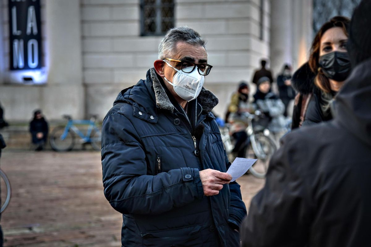 Pregliasco ci ripensa: operiamo tutti. Ma altri ospedali respingono i no vax