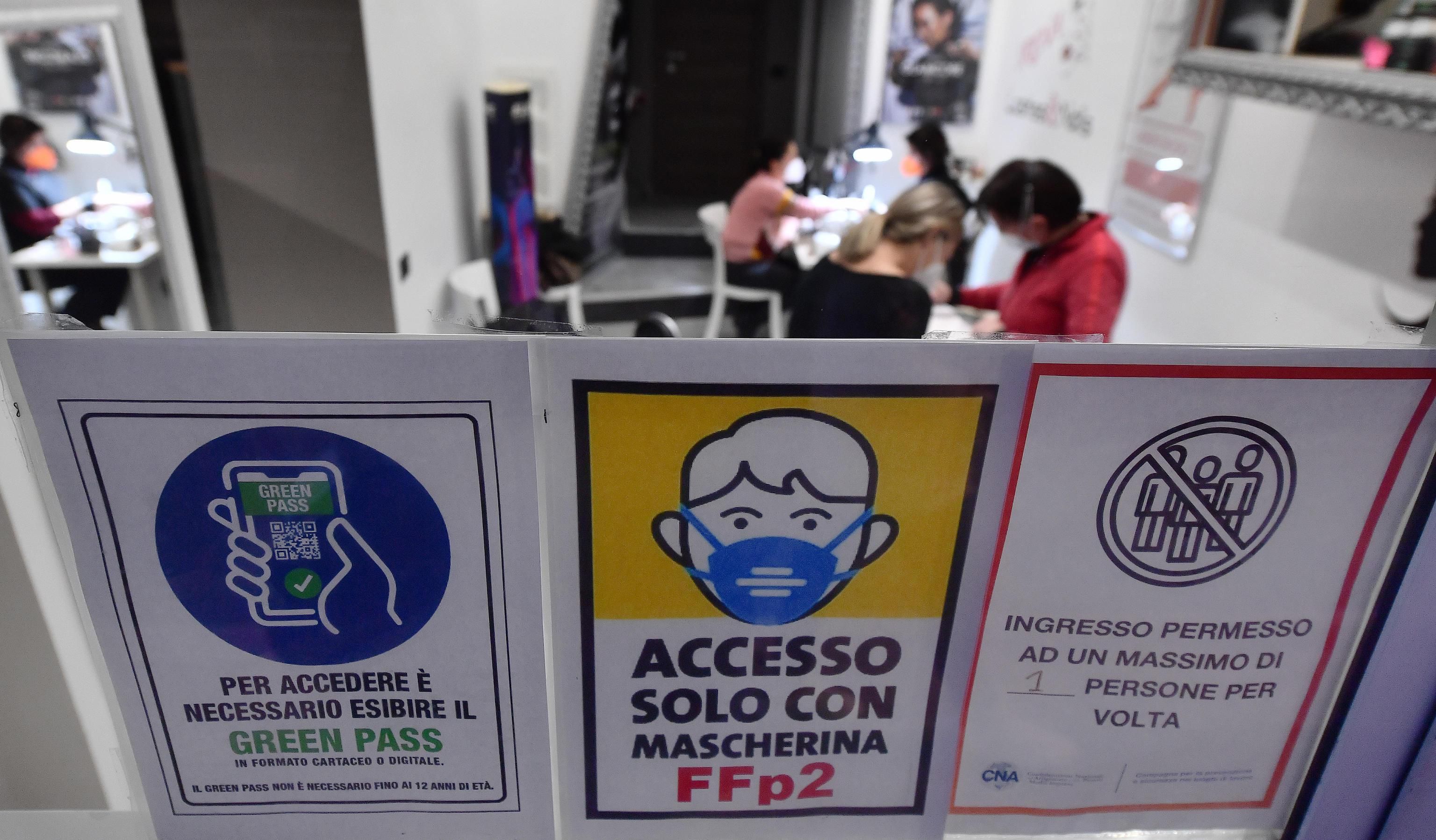 Mentre il mondo scioglie le catene il nostro Paese resta in clausura