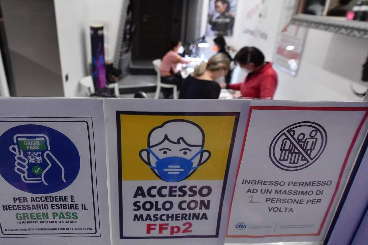 Mentre il mondo scioglie le catene il nostro Paese resta in clausura