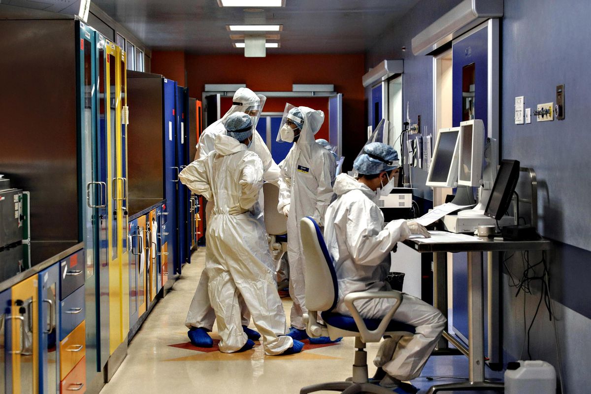 A medici e infermieri guariti è proibito tornare al lavoro
