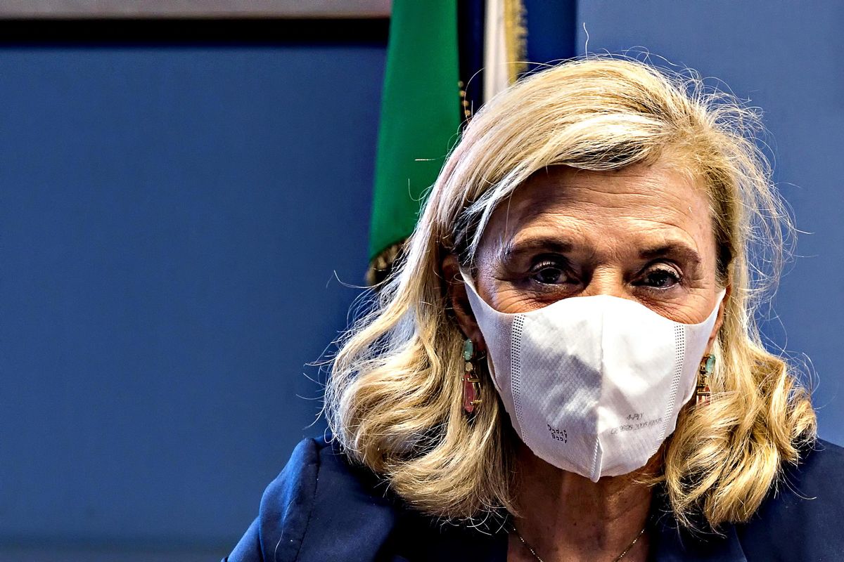 Il paradosso di Giuseppi sponsor di Lady 007