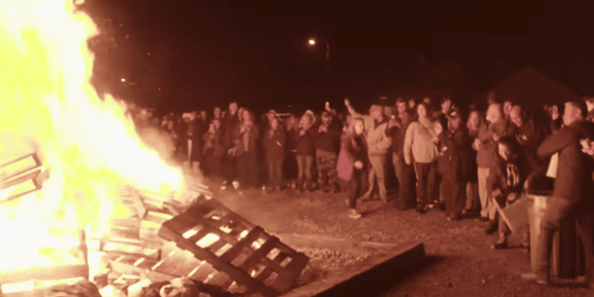 Tennessee Pastor Hosts Massive Book-Burning At His Church - Vimarsana News