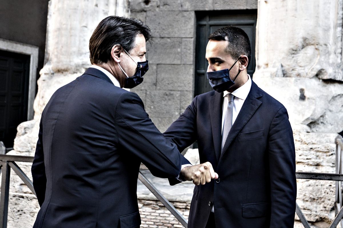 Il vaffa del M5s a Conte e Di Maio. È gelo tra la Meloni e Berlusconi