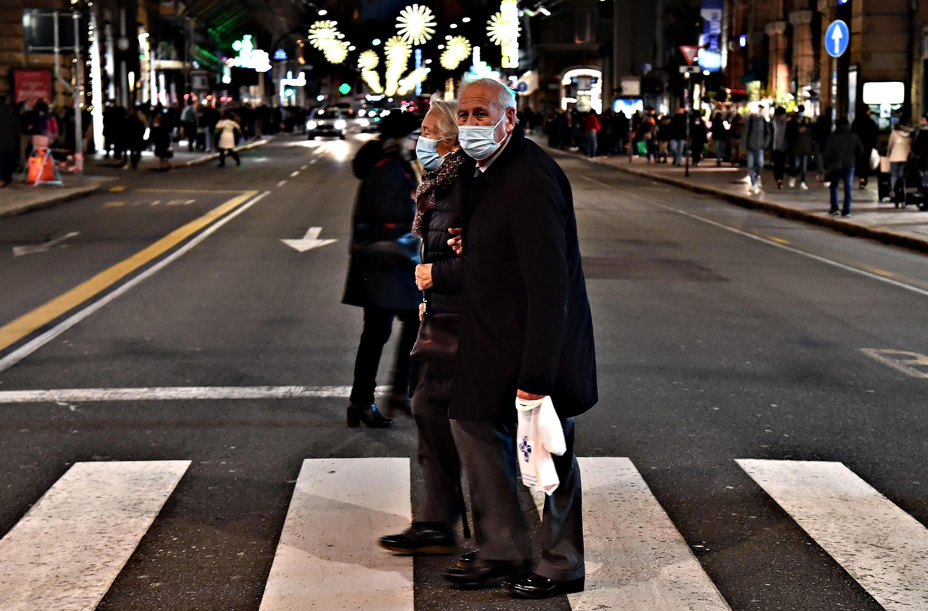 All’aperto via le mascherine dal volto. Il difficile sarà toglierle dalla mente
