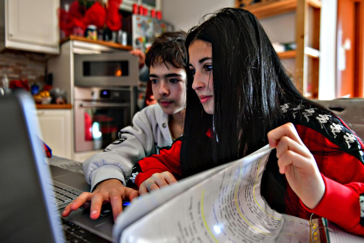 I prof trasformati in controllori del certificato verde dei loro studenti