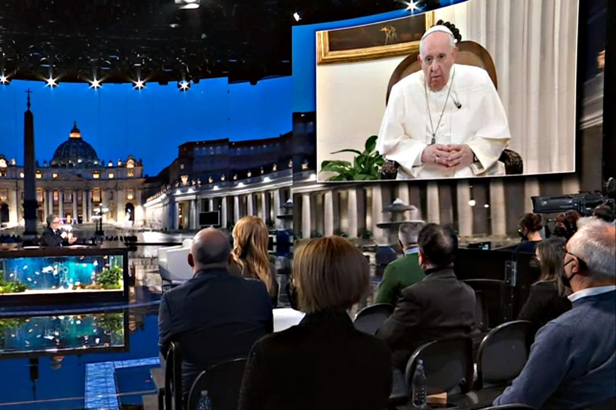 Rai sbertucciata in tutto il mondo. «Intervista senza domande al Papa»