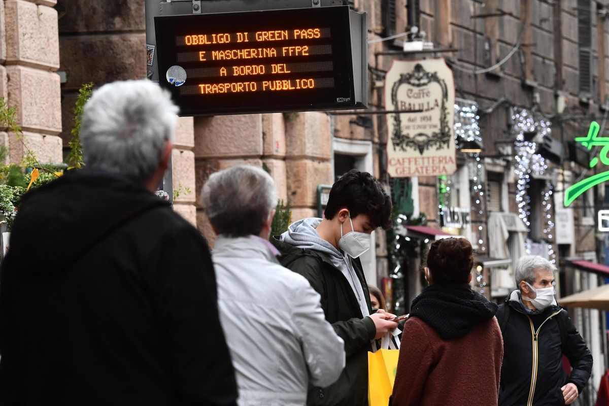 Addio mascherine all’aperto. L’ennesimo obbligo inutile che non ha fermato i contagi