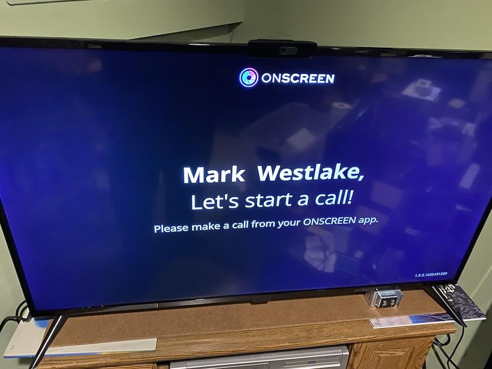 TV screen showing start screen for making calls using Onscreen on your TV