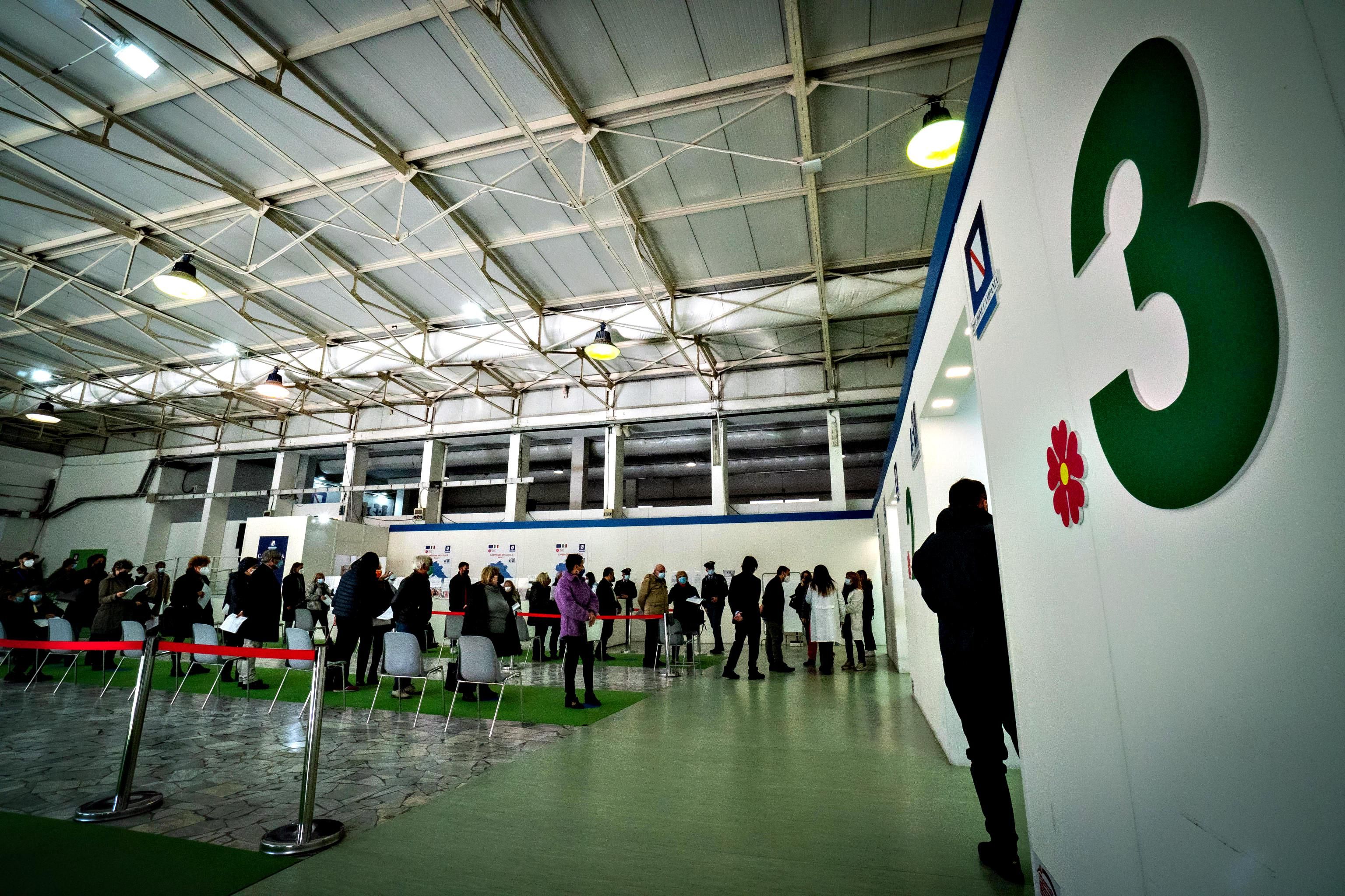 Il super green pass diventa eterno. Lockdown «selettivo» in zona rossa