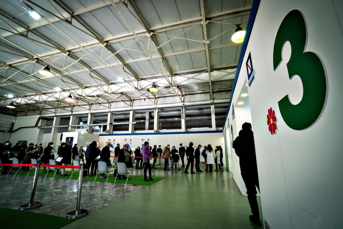 Il super green pass diventa eterno. Lockdown «selettivo» in zona rossa