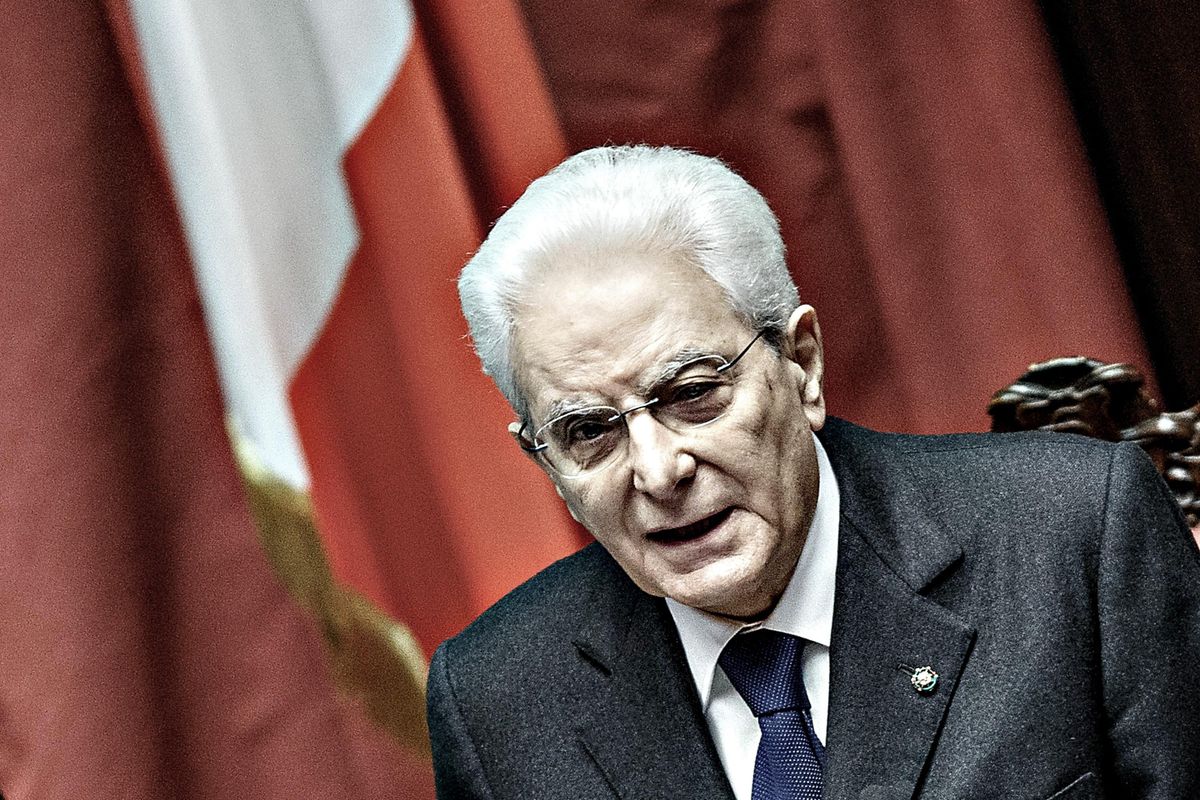 Tanta retorica e niente limiti di tempo. Mattarella torna al Colle per restarci