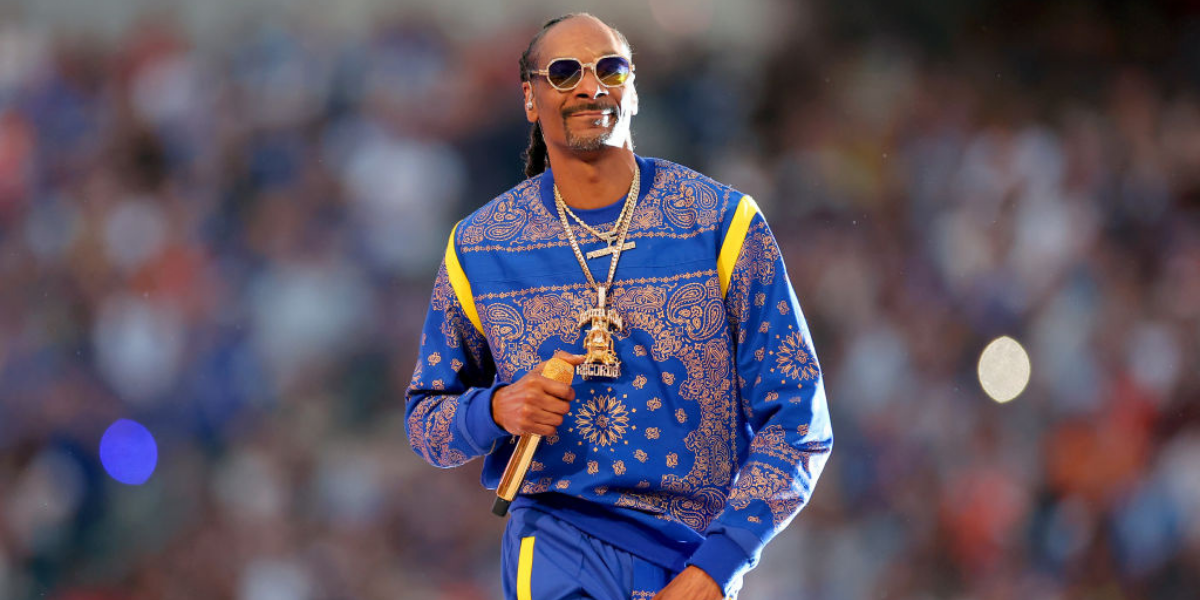 Snoop Dogg Smoked A Joint Before Going On Stage For Super Bowl Halftime  Show, Footage Emerges