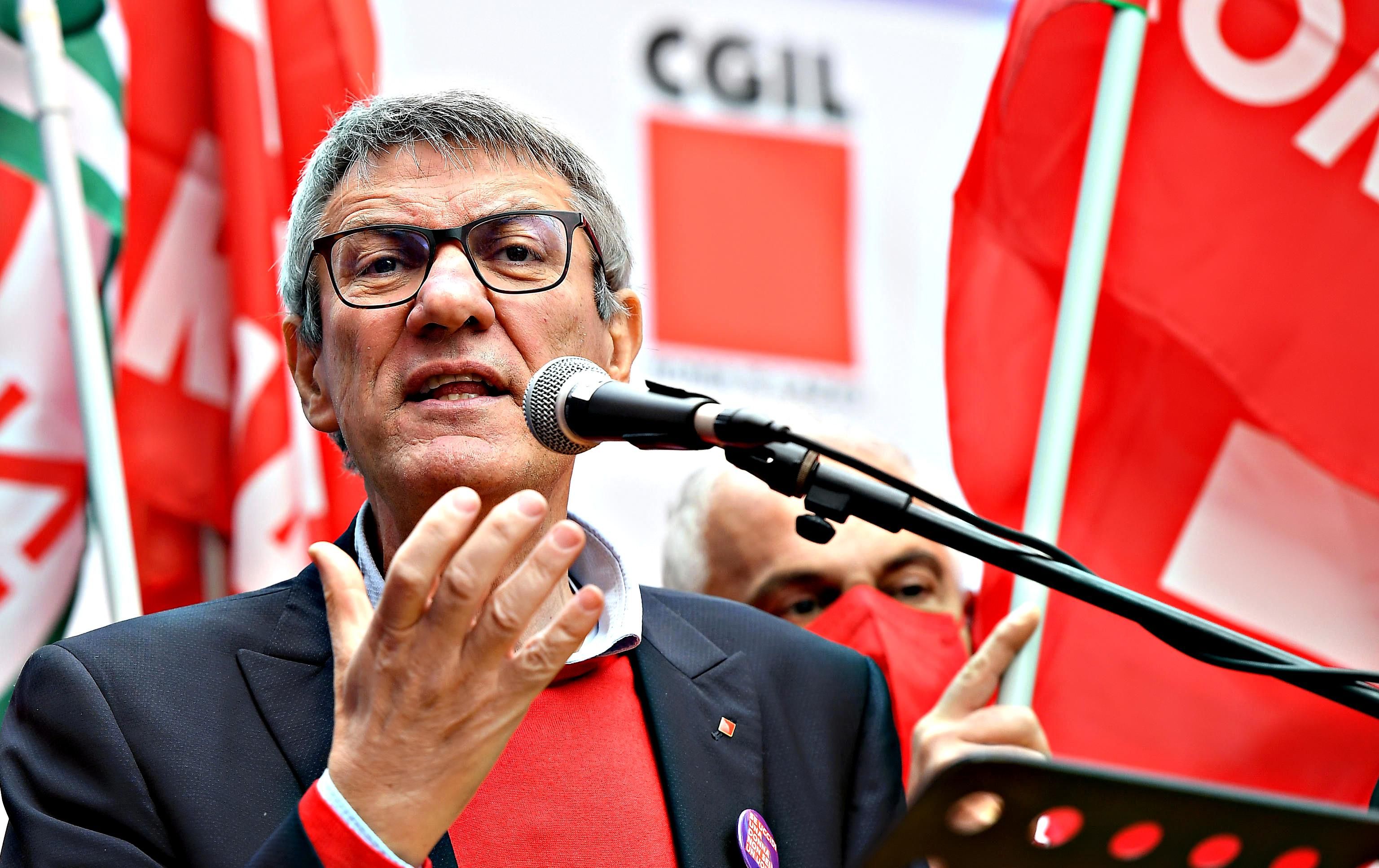 In 500.000 senza stipendio e il sindacato muto