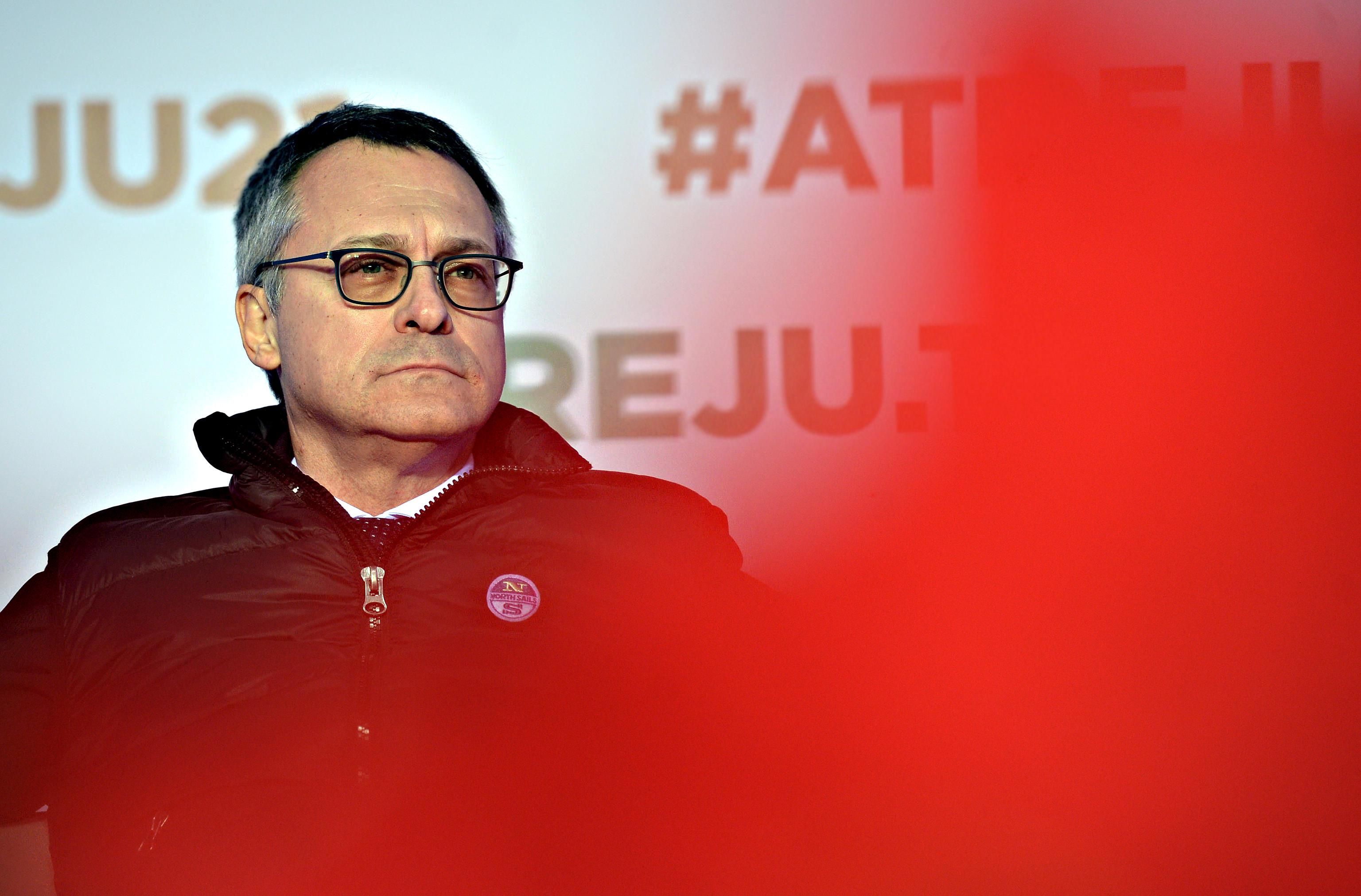 Due calci a Bonomi ma lui sta alle Maldive