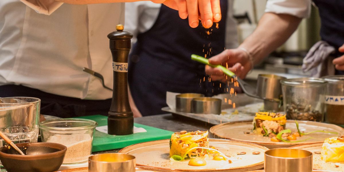 Chefs Share Major Red Flags To Look For While Out To Eat