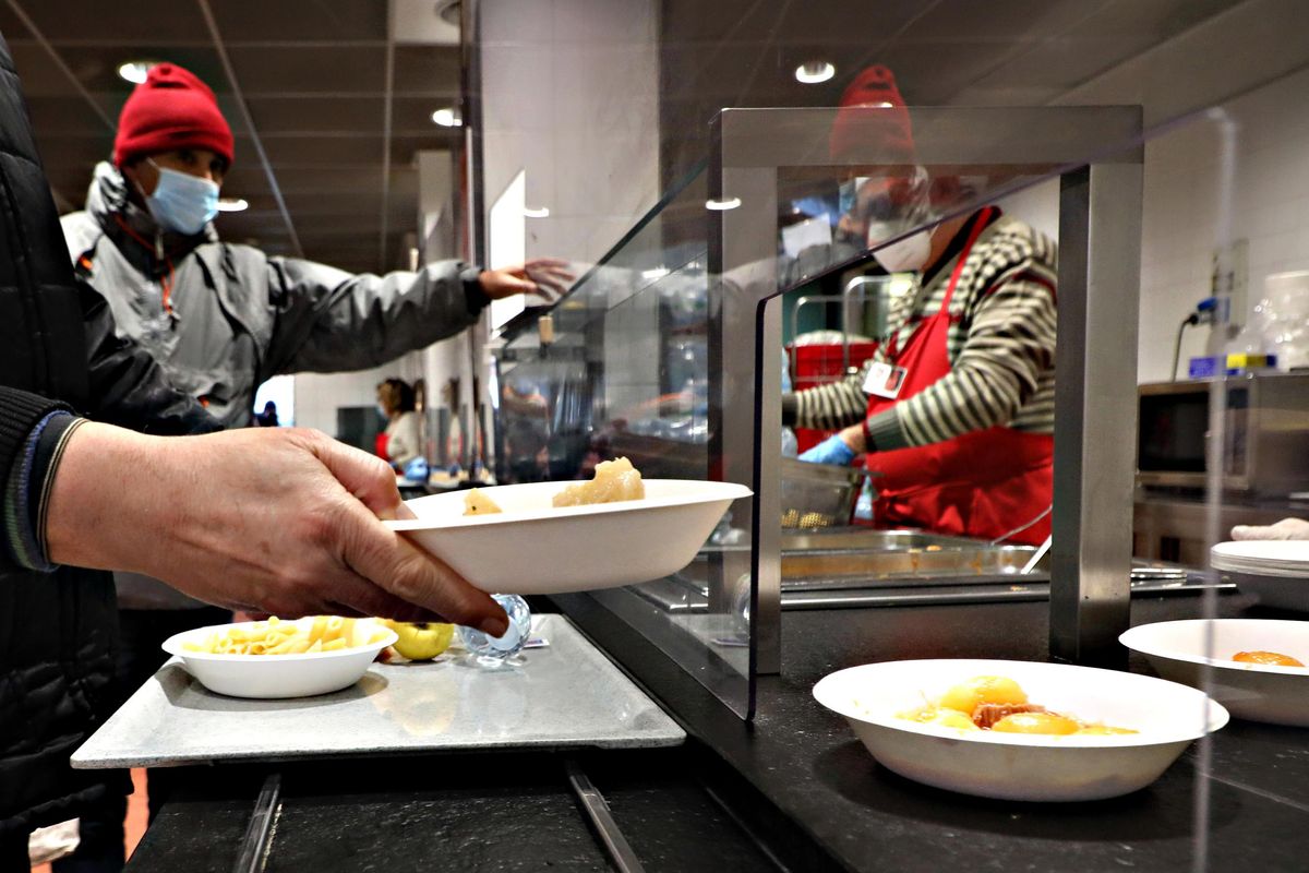 Per i poveri niente mensa senza la puntura