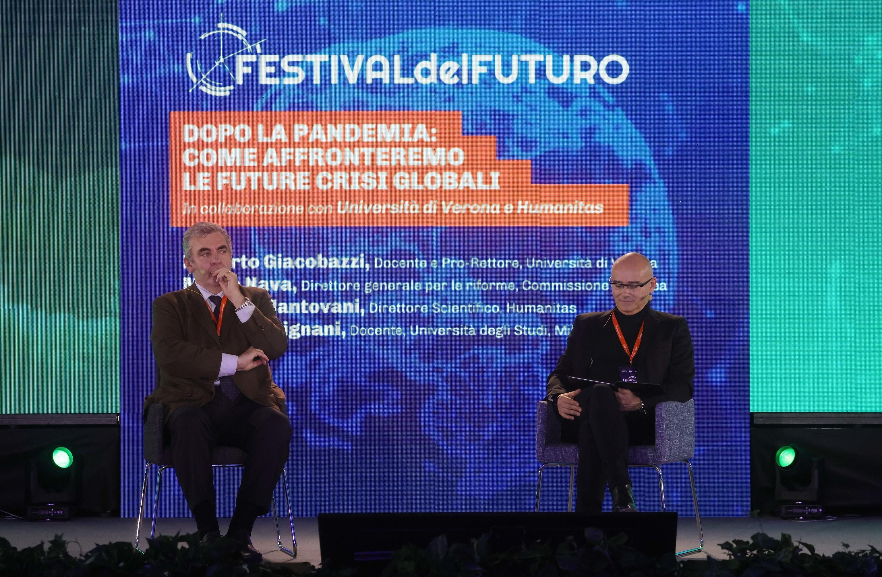 La virostar che salta tra pubblico e privato