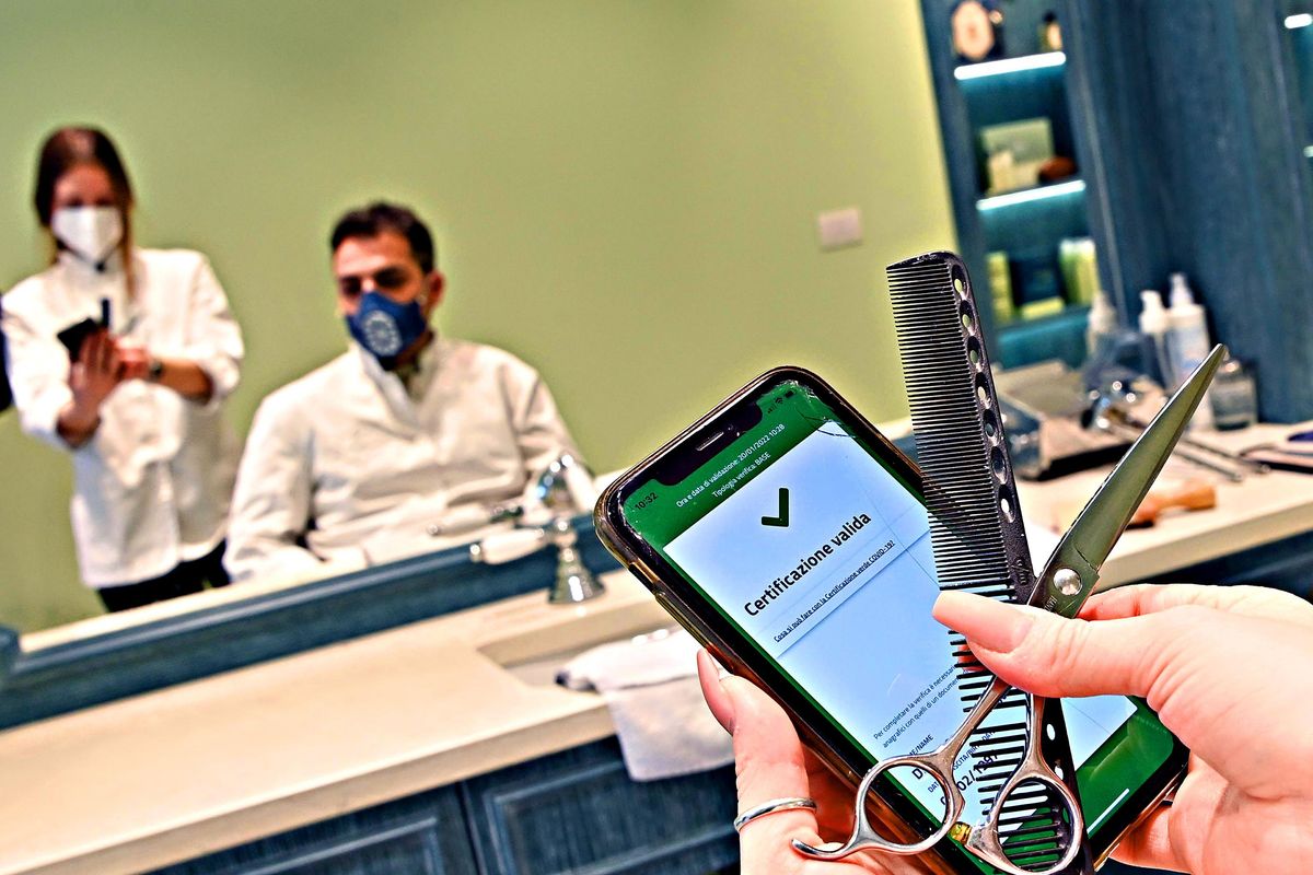 Fingono di abolire il lasciapassare per prorogare l’obbligo agli over 50