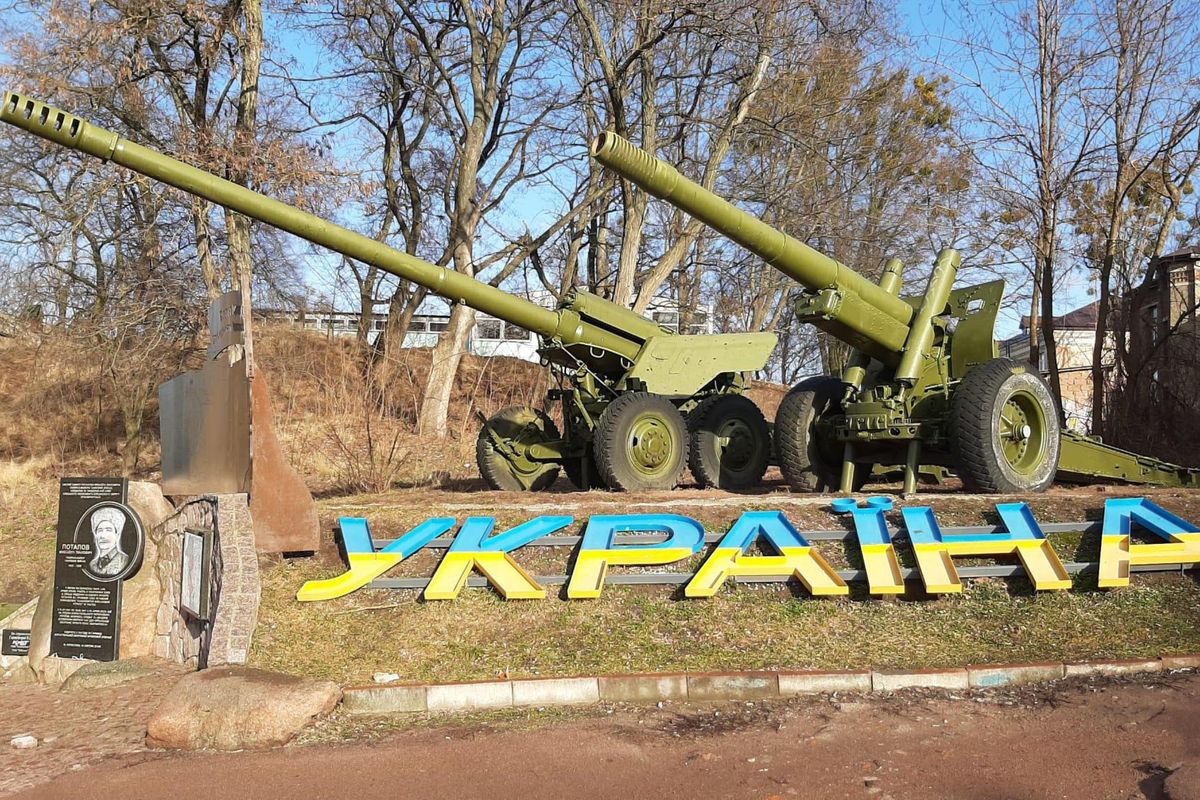 Tensione massima a Kiev: uccisi due soldati ucraini. Esodo di civili dal Donbass