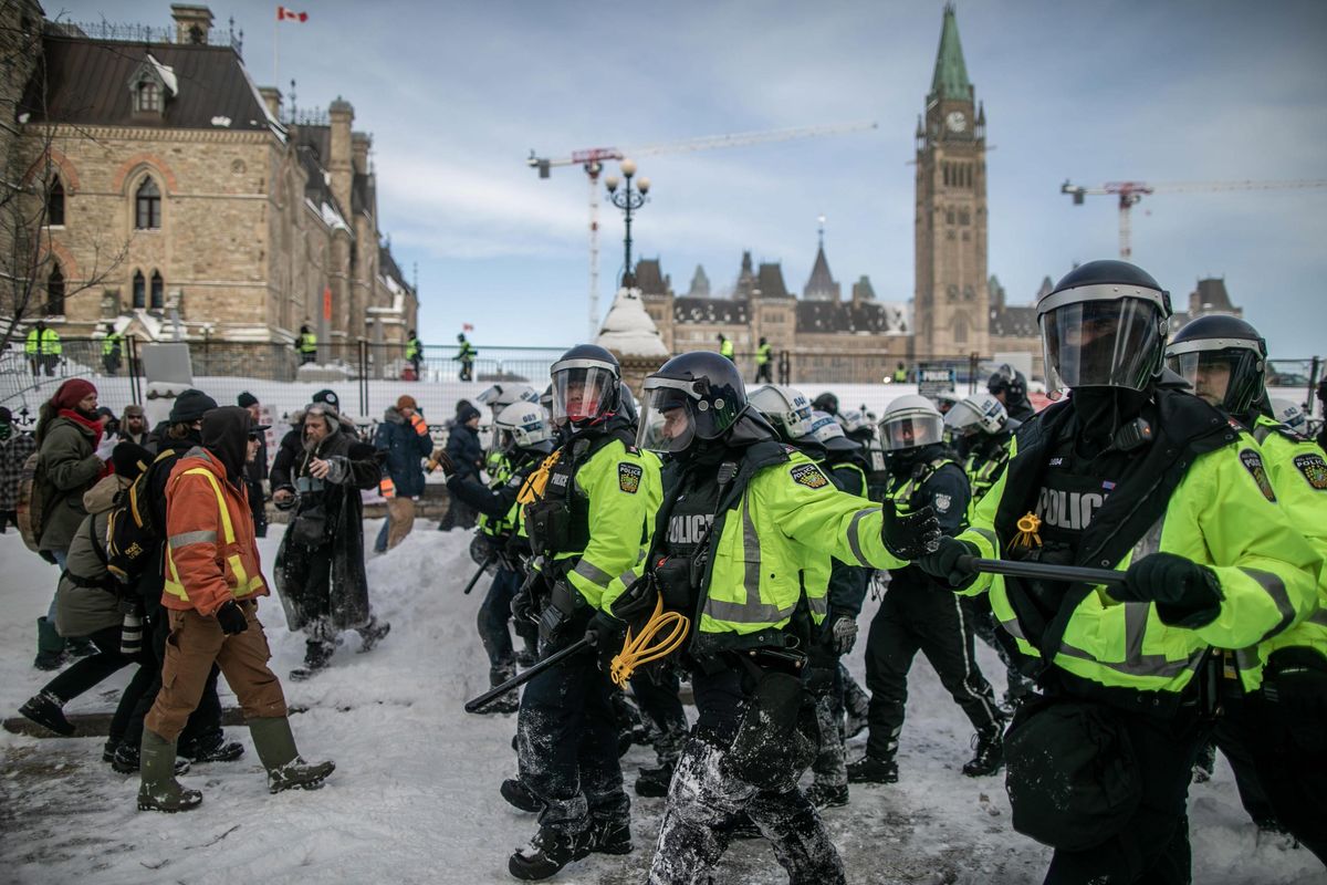 La polizia di Trudeau minaccia i negozianti che vendono cibo ai camionisti ribelli