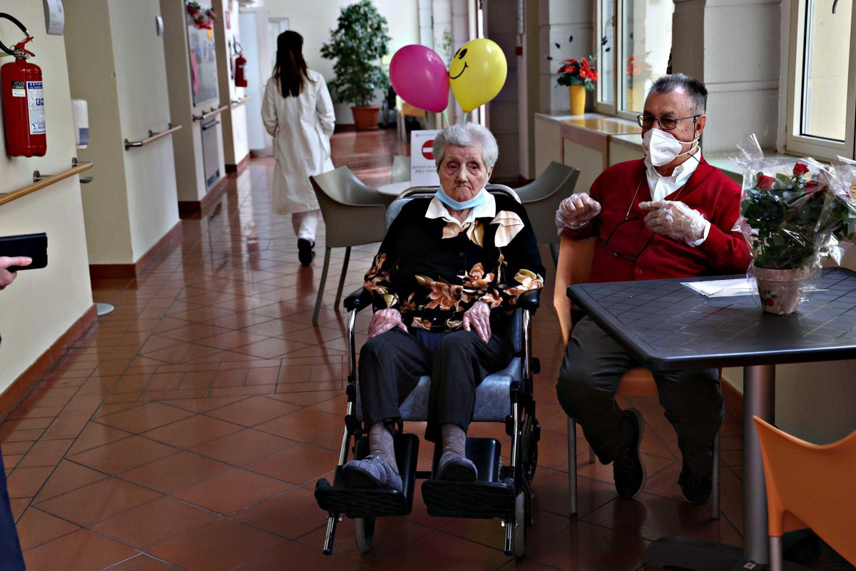 Anziani prigionieri nelle case di riposo senza il conforto di figli e nipotini