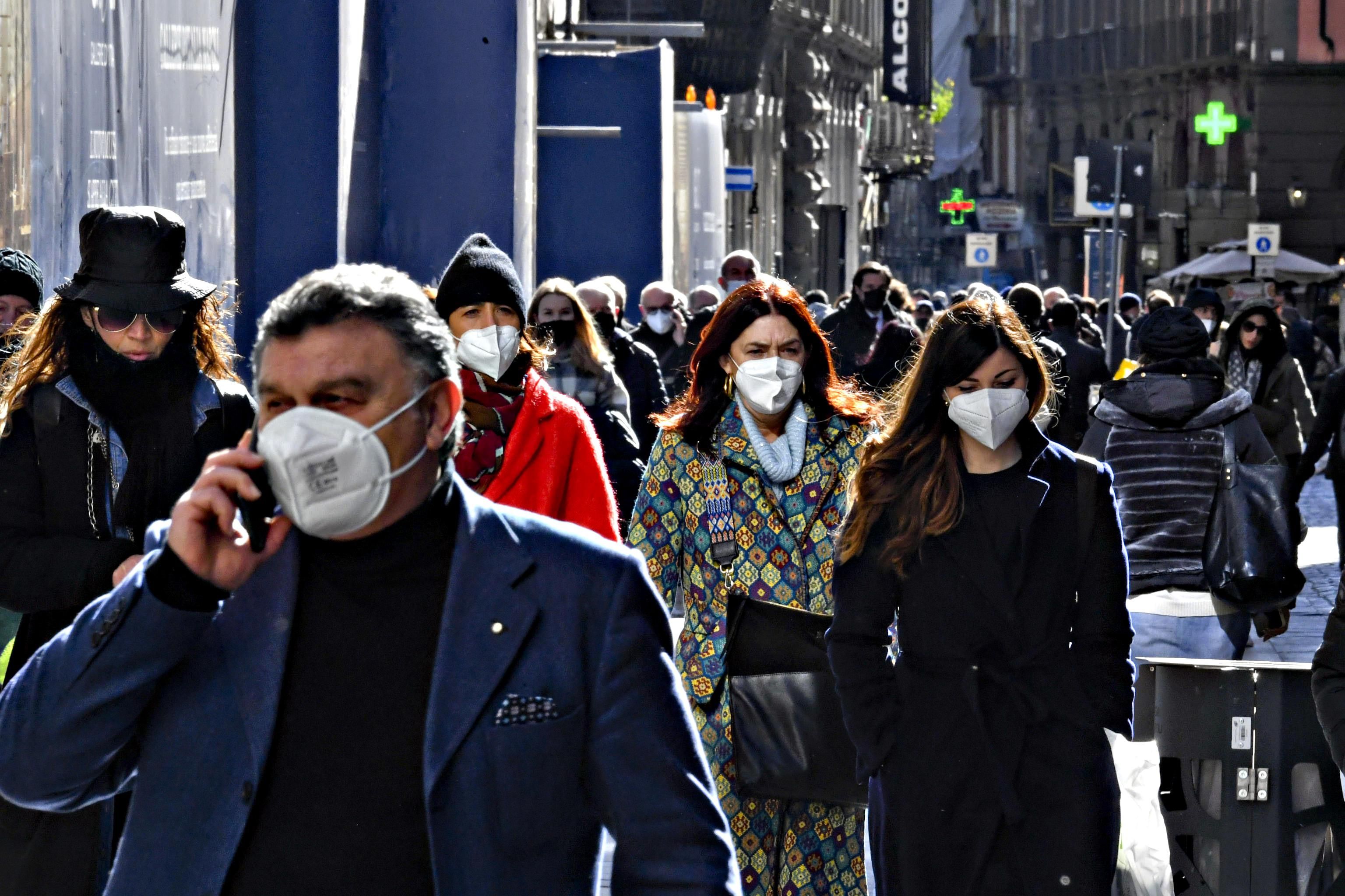 Il mondo si getta già il Covid alle spalle. L’Italia non sa levarsi le mascherine