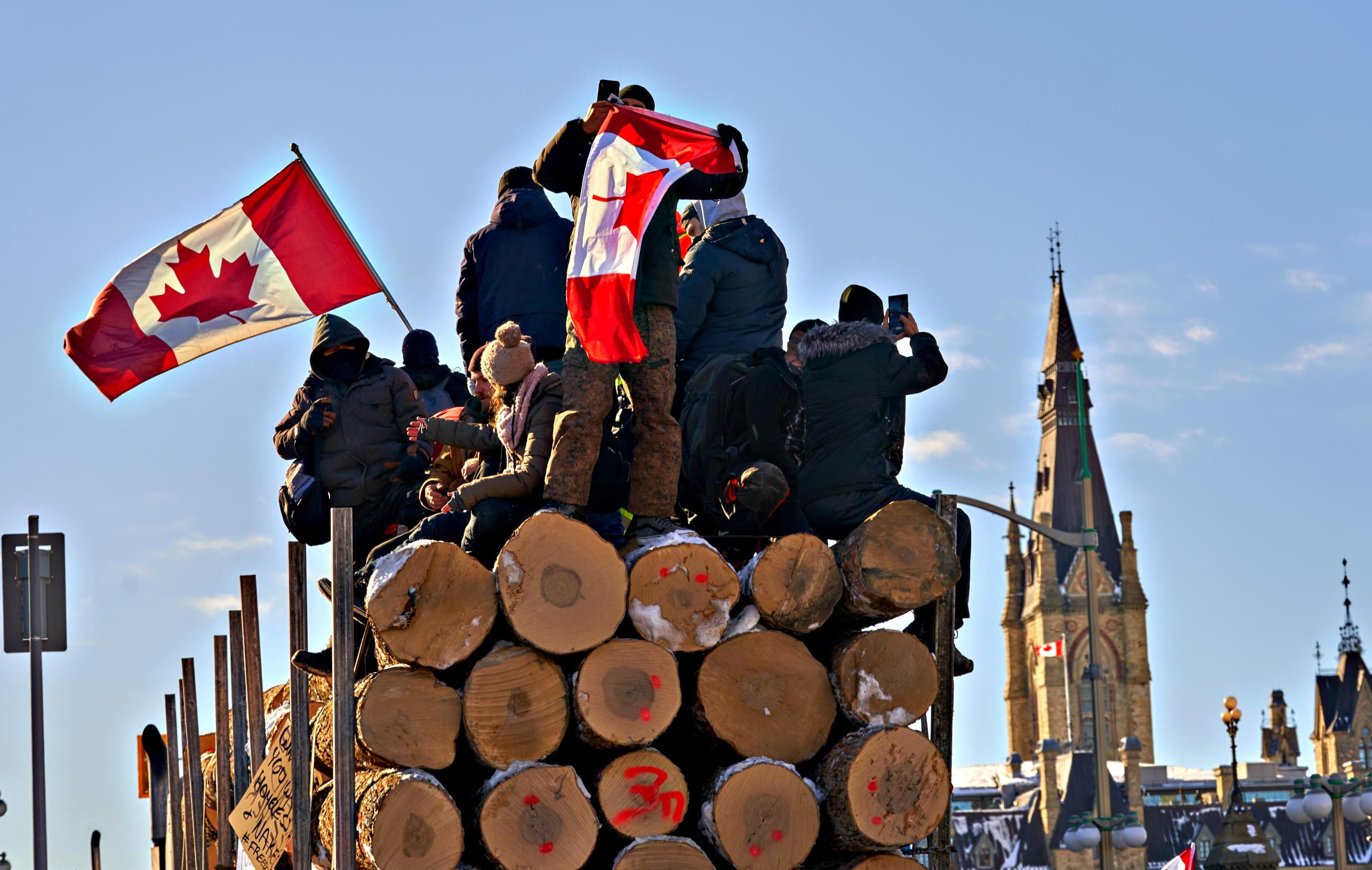 Trudeau fa il duro contro i camionisti. L’assedio resiste, ma il suo partito no