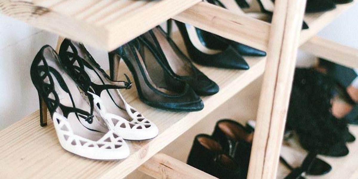 Can We Please Talk About This Lady Who Won't Take Her Shoes Off In Other People's Homes? - Vimarsana News
