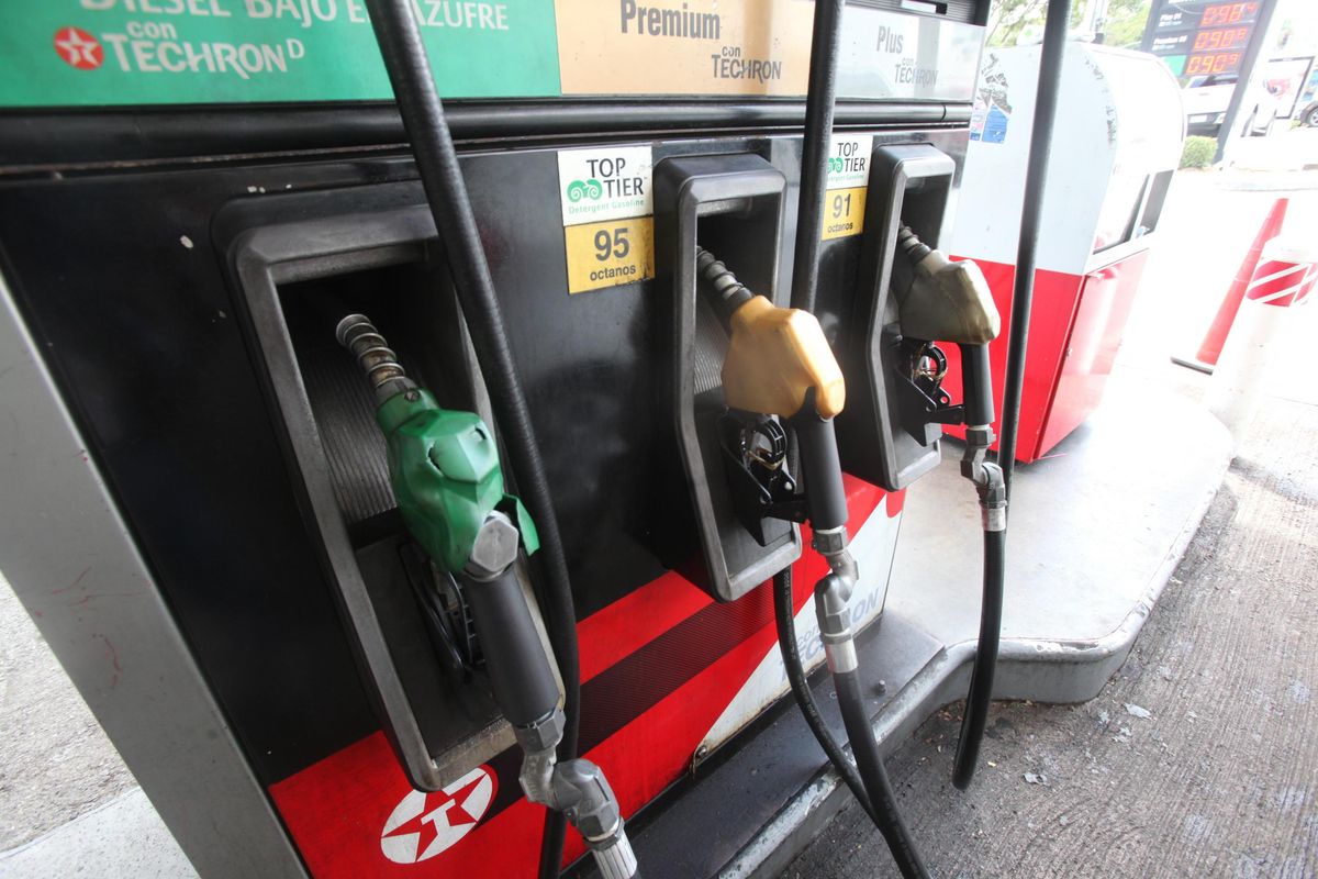 La benzina supera i 2 euro al litro. «Accise da ridurre di 20 centesimi»