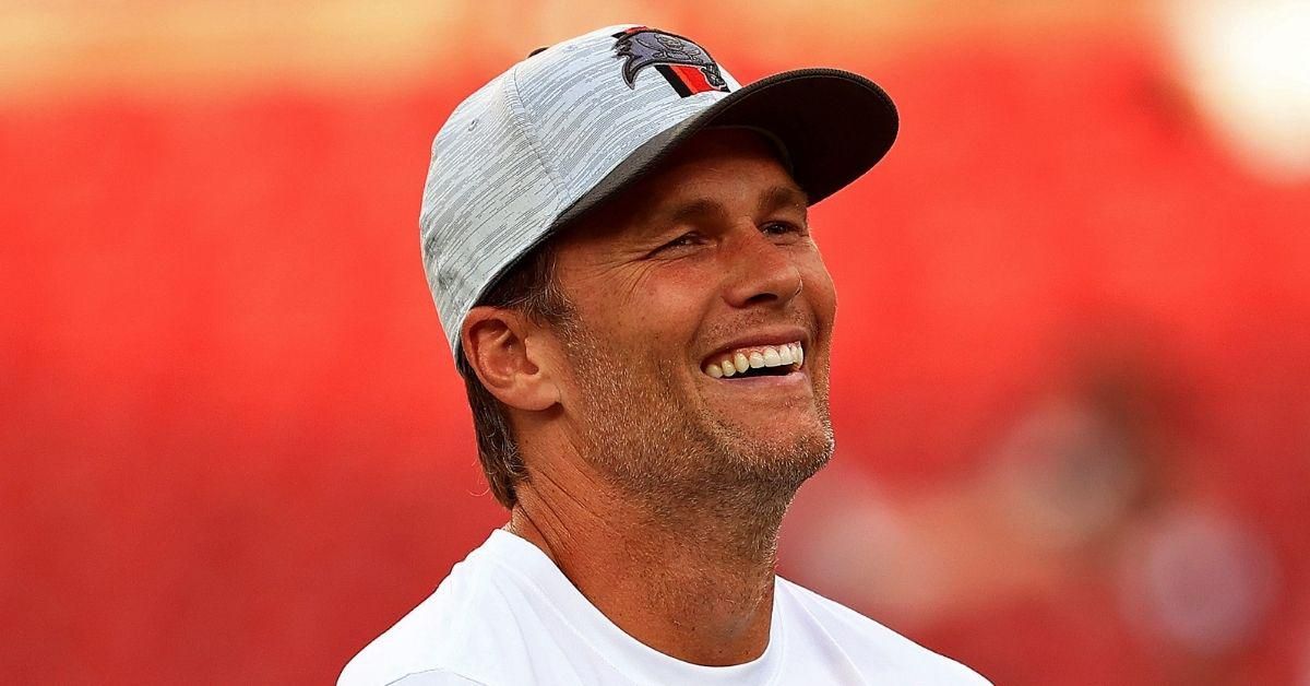 Tom Brady's Reaction To The Super Bowl Calendar Alert On His Phone Is Relatable AF—And Fans Are LOLing