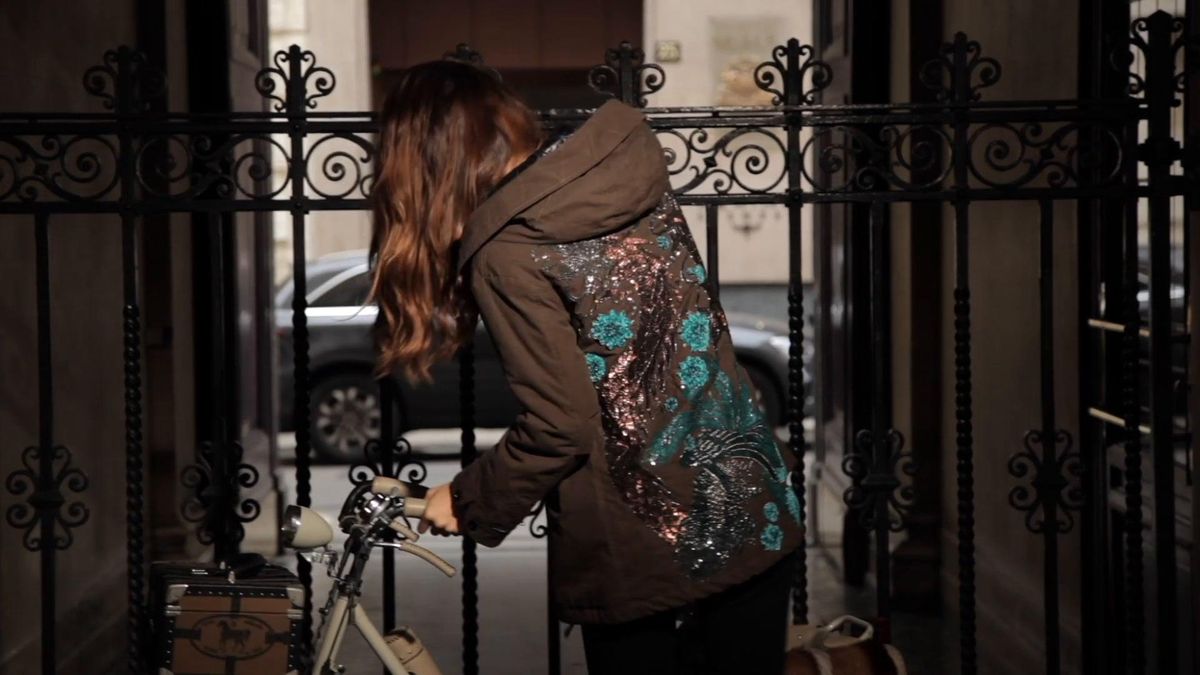 La giacca dei reali inglesi si presenta sotto la Madonnina in una versione iperfemminile e moderna