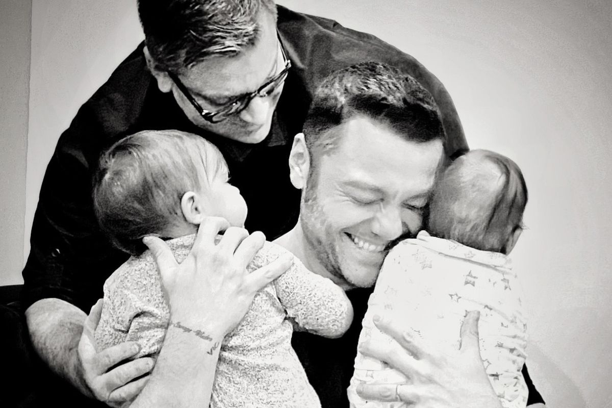 Tiziano Ferro e suo marito sono all’improvviso «padri» di due bebè