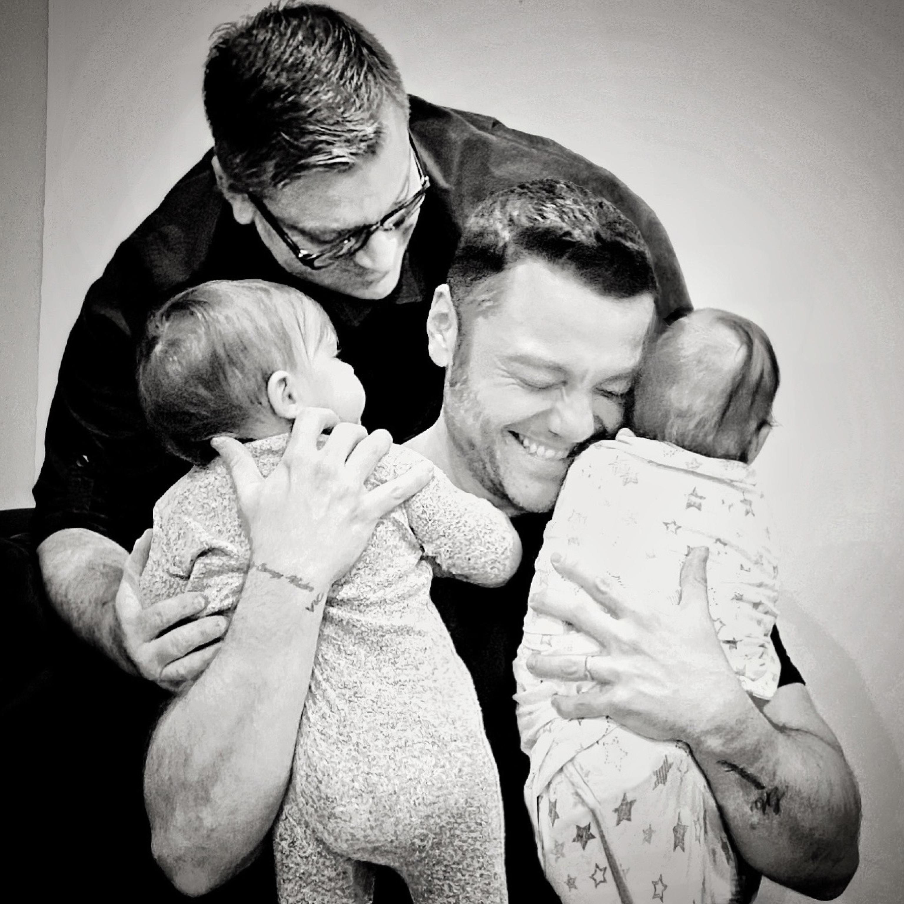 Tiziano Ferro e suo marito sono all’improvviso «padri» di due bebè