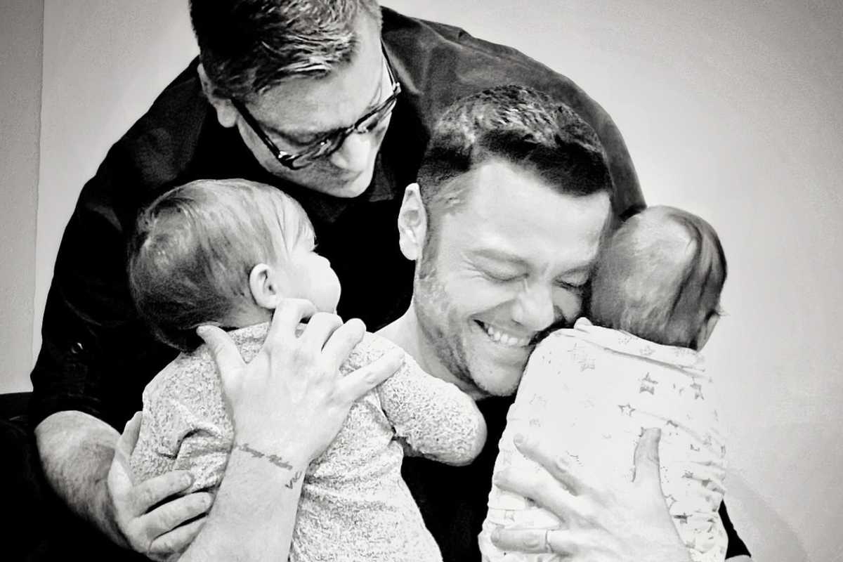 Tiziano Ferro e suo marito sono all’improvviso «padri» di due bebè