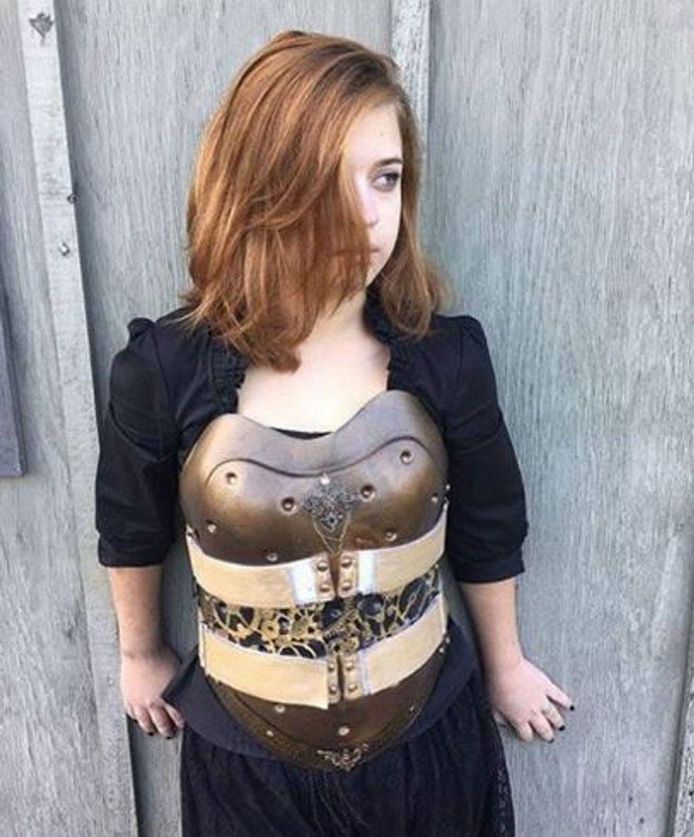High schooler makes her back brace cool with some steampunk flair - Upworthy